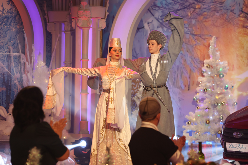 Праздничный выпуск программы «Поле чудес» на Первом канале будет посвящён новогодним национальным традициям